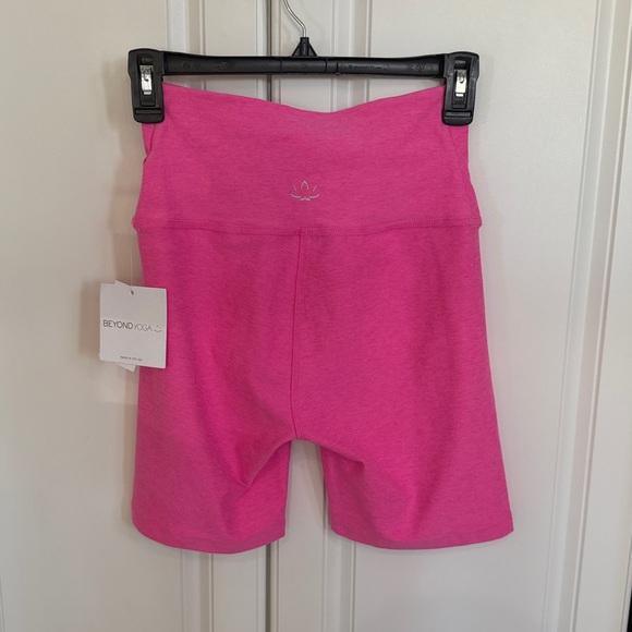 Beyond Yoga Spacedye At Your Leisure High Waisted v waist Biker Short size small - Picture 6 of 6